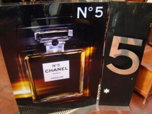Supports publicitaires Chanel N°5 en vente à la Caverne d'Ali Baba, dépôt vente à Sète (34200)