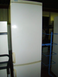 Réfrigérateur-congélateur en vente à la Caverne d'Ali Baba, dépôt vente à Sète (34200)